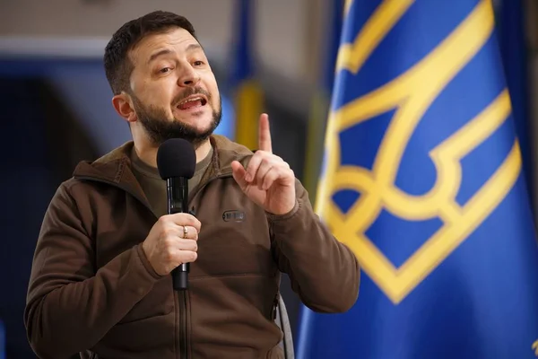 Ukrayna Cumhurbaşkanı Volodymyr Zelenskyy 'nin Rusya' nın Ukrayna savaşı sırasında Kyiv Metro istasyonundaki hava saldırılarından korunmak için düzenlediği APR-23-2022 basın toplantısı. Kyiv, Ukrayna