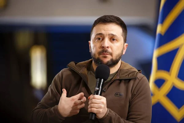 Ukrayna Cumhurbaşkanı Volodymyr Zelenskyy 'nin Rusya' nın Ukrayna savaşı sırasında Kyiv Metro istasyonundaki hava saldırılarından korunmak için düzenlediği APR-23-2022 basın toplantısı. Kyiv, Ukrayna