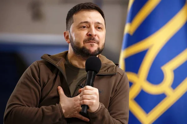 Ukrayna Cumhurbaşkanı Volodymyr Zelenskyy 'nin Rusya' nın Ukrayna savaşı sırasında Kyiv Metro istasyonundaki hava saldırılarından korunmak için düzenlediği APR-23-2022 basın toplantısı. Kyiv, Ukrayna