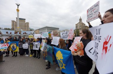 Rus ordusu tarafından Mariupol 'de Meydan Nezalezhosti Kyiv' de öldürülen 30 Nisan 2022 Savunma Kuvvetleri (Azov, Denizciler) ve sivillere destek veren insanlar