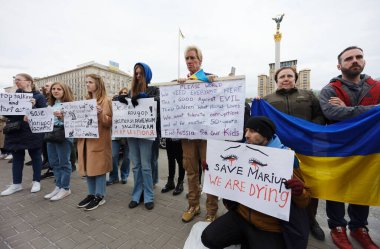 Rus ordusu tarafından Mariupol 'de Meydan Nezalezhosti Kyiv' de öldürülen 30 Nisan 2022 Savunma Kuvvetleri (Azov, Denizciler) ve sivillere destek veren insanlar