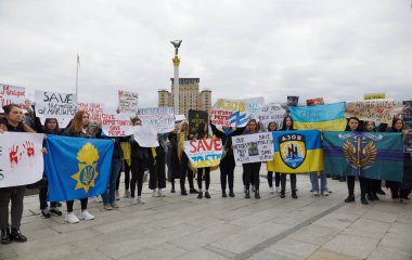 Rus ordusu tarafından Mariupol 'de Meydan Nezalezhosti Kyiv' de öldürülen 30 Nisan 2022 Savunma Kuvvetleri (Azov, Denizciler) ve sivillere destek veren insanlar