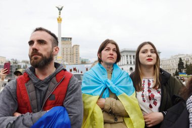 Rus ordusu tarafından Mariupol 'de Meydan Nezalezhosti Kyiv' de öldürülen 30 Nisan 2022 Savunma Kuvvetleri (Azov, Denizciler) ve sivillere destek veren insanlar