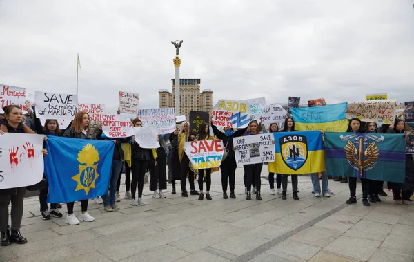 Rus ordusu tarafından Mariupol 'de Meydan Nezalezhosti Kyiv' de öldürülen 30 Nisan 2022 Savunma Kuvvetleri (Azov, Denizciler) ve sivillere destek veren insanlar