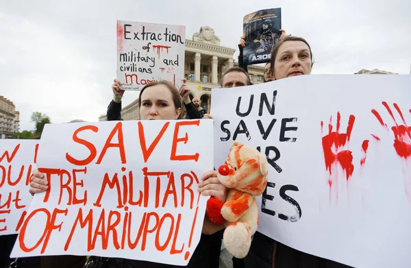 Rus ordusu tarafından Mariupol 'de Meydan Nezalezhosti Kyiv' de öldürülen 30 Nisan 2022 Savunma Kuvvetleri (Azov, Denizciler) ve sivillere destek veren insanlar