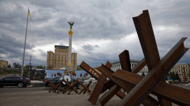 30 Nisan 2022 Çek kirpileri, Rus Ukrayna savaşı sırasında Kyiv 'deki Meydan Nezalezhnosti' de tank karşıtı bir savunma.