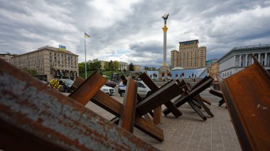 30 Nisan 2022 Çek kirpileri, Rus Ukrayna savaşı sırasında Kyiv 'deki Meydan Nezalezhnosti' de tank karşıtı bir savunma.