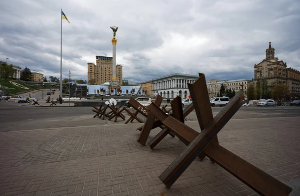 30 Nisan 2022 Çek kirpileri, Rus Ukrayna savaşı sırasında Kyiv 'deki Meydan Nezalezhnosti' de tank karşıtı bir savunma.