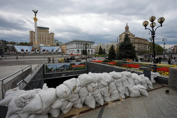 Rusya 'nın Ukrayna savaşı sırasında Kyiv' deki Meydan Nezalezhnosti 'de savunma kum torbası duvarının arka planında 30 Nisan 2022 Lale çiçekleri