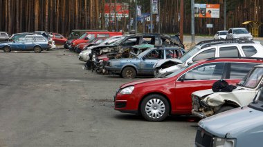 Irpin UKRAINE APR 25 Nisan 2022 Rus ordusu tarafından çalınan ve Rusya 'nın Ukrayna' ya karşı savaşı sırasında yok edilen sivil araçlar