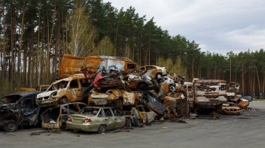 Irpin UKRAINE APR 25 Nisan 2022 Rus ordusu tarafından çalınan ve Rusya 'nın Ukrayna' ya karşı savaşı sırasında yok edilen sivil araçlar