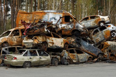 Irpin UKRAINE APR 25 Nisan 2022 Rus ordusu tarafından çalınan ve Rusya 'nın Ukrayna' ya karşı savaşı sırasında yok edilen sivil araçlar