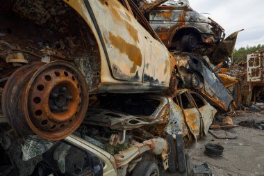 Irpin UKRAINE APR 25 Nisan 2022 Rus ordusu tarafından çalınan ve Rusya 'nın Ukrayna' ya karşı savaşı sırasında yok edilen sivil araçlar