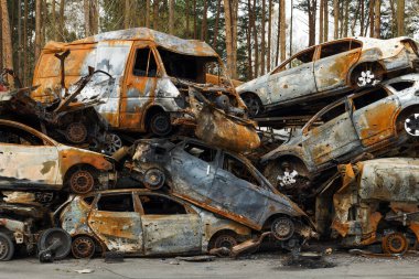 Irpin UKRAINE APR 25 Nisan 2022 Rus ordusu tarafından çalınan ve Rusya 'nın Ukrayna' ya karşı savaşı sırasında yok edilen sivil araçlar