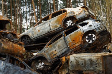Irpin UKRAINE APR 25 Nisan 2022 Rus ordusu tarafından çalınan ve Rusya 'nın Ukrayna' ya karşı savaşı sırasında yok edilen sivil araçlar