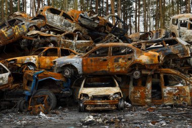Irpin UKRAINE APR 25 Nisan 2022 Rus ordusu tarafından çalınan ve Rusya 'nın Ukrayna' ya karşı savaşı sırasında yok edilen sivil araçlar