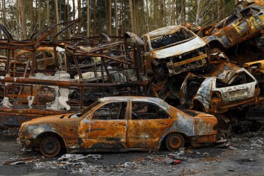 Irpin UKRAINE APR 25 Nisan 2022 Rus ordusu tarafından çalınan ve Rusya 'nın Ukrayna' ya karşı savaşı sırasında yok edilen sivil araçlar