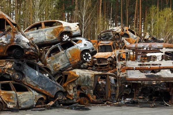 Irpin UKRAINE APR 25 Nisan 2022 Rus ordusu tarafından çalınan ve Rusya 'nın Ukrayna' ya karşı savaşı sırasında yok edilen sivil araçlar