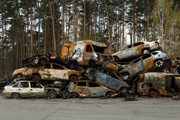 Irpin UKRAINE APR 25 Nisan 2022 Rus ordusu tarafından çalınan ve Rusya 'nın Ukrayna' ya karşı savaşı sırasında yok edilen sivil araçlar