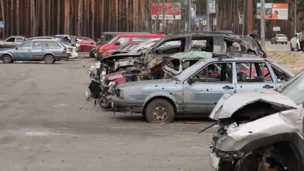 Irpin Ucrânia Apr 2022 Despejo Carros Civis Queimados Roubados Disparados — Vídeo de Stock