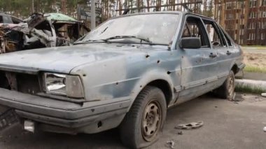 Irpin, UKRAINE 25 Nisan 2022 Yanmış sivil arabaların atılması, Rus ordusu tarafından vurulması ve Rusya 'nın Ukrayna' ya karşı savaşı sırasında yok edilmesi