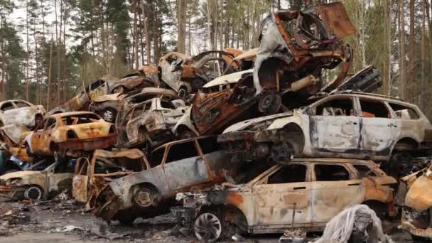 Irpin Ucrânia Apr 2022 Despejo Carros Civis Queimados Roubados Disparados — Vídeo de Stock