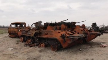 Bucha, UKRAINE APR 25 2022 Rusya 'nın Ukrayna' ya karşı savaşı sırasında Bucha 'da Rus zırhlı araçlarını yakıp yok etti.