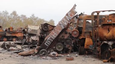 Bucha, UKRAINE APR 25 2022 Rusya 'nın Ukrayna' ya karşı savaşı sırasında Bucha 'da Rus zırhlı araçlarını yakıp yok etti.