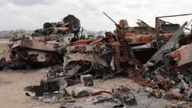 Bucha, UKRAINE APR 25 2022 Rusya 'nın Ukrayna' ya karşı savaşı sırasında Bucha 'da Rus zırhlı araçlarını yakıp yok etti.