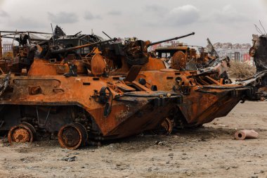 Bucha, UKRAINE APR 25 2022 Rusya 'nın Ukrayna' ya karşı savaşı sırasında Bucha 'da Rus zırhlı araçlarını yakıp yok etti.