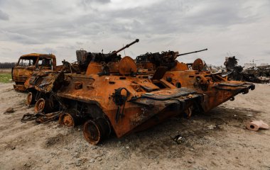 Bucha, UKRAINE APR 25 2022 Rusya 'nın Ukrayna' ya karşı savaşı sırasında Bucha 'da Rus zırhlı araçlarını yakıp yok etti.