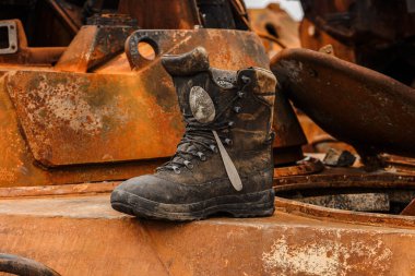 Bucha, UKRAINE 25 Nisan 2022 Rusya 'nın Ukrayna' ya karşı savaşı sırasında Bucha 'da Rus askeri zırhlı araçlarının yakılması ve tahrip edilmesi üzerine Rus askeri botu