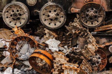 Bucha, UKRAINE APR 25 2022 Rusya 'nın Ukrayna' ya karşı savaşı sırasında Bucha 'da Rus zırhlı araçlarını yakıp yok etti.