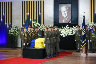KYIV, UKRAINE Onur Muhafızları tabutu Ukrayna 'nın ilk başkanı Leonid Kravchuk ile birlikte 17 Mayıs 2022' de düzenlenen cenaze töreninde taşıdılar.
