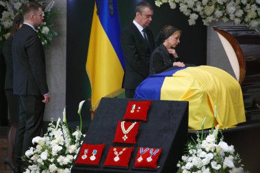 KYIV, UKRAINE Akrabaları Ukrayna 'nın ilk Cumhurbaşkanı Leonid Kravchuk ile cenaze töreninde, 17 Mayıs 2022
