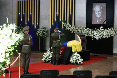 KYIV, UKRAINE Şeref kıtası Ukrayna 'nın ilk başkanı Leonid Kravchuk ile veda töreninde, 17 Mayıs 2022