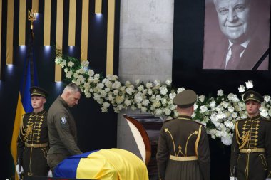KYIV, UKRAINE Vitali Klitschko Kyiv Belediye Başkanı Ukrayna 'nın ilk Cumhurbaşkanı Leonid Kravchuk ile 17 Mayıs 2022' de düzenlenen cenaze töreninde
