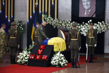 KYIV, UKRAINE Vitali Klitschko Kyiv Belediye Başkanı Ukrayna 'nın ilk Cumhurbaşkanı Leonid Kravchuk ile 17 Mayıs 2022' de düzenlenen cenaze töreninde