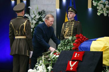KYIV, UKRAINE Leonid Kuchma Ukrayna 'nın ikinci başkanı Ukrayna' nın ilk Cumhurbaşkanı Leonid Kravchuk 'la veda töreninde, 17 Mayıs 2022