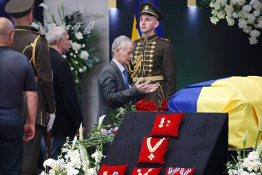 KYIV, UKRAINE Mustafa Dzhemilev (Mustafa Abduldzhemil Jemilev) Ukrayna 'nın ilk Cumhurbaşkanı Leonid Kravchuk ile yapılan cenaze töreninde, 17 Mayıs 2022