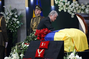 KYIV, UKRAINE Viktor Yushchenko Ukrayna 'nın üçüncü başkanı Ukrayna' nın ilk cumhurbaşkanı Leonid Kravchuk ile veda töreninde, 17 Mayıs 2022