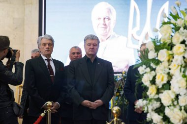 KYIV, UKRAINE Ukrayna 'nın üç başkanı Viktor Yushchenko, Petro Poroshenko, Leonid Kuchma Ukrayna' nın ilk Cumhurbaşkanı Leonid Kravchuk ile 17 Mayıs 2022 'de düzenlenen cenaze töreninde