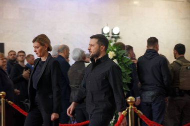 KYIV, UKRAINE Volodymyr Zelenskyy Ukrayna 'nın altıncı başkanı eşi Olena Zelenska ile birlikte Ukrayna' nın ilk Cumhurbaşkanı Leonid Kravchuk ile 17 Mayıs 2022 'de düzenlenen cenaze töreninde