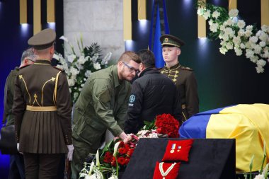 KYIV, UKRAINE İvan Bakanov Ukrayna 'nın ilk Cumhurbaşkanı Leonid Kravchuk ile 17 Mayıs 2022' de düzenlenen cenaze töreninde Ukrayna Güvenlik Teşkilatı başkanı.