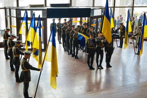 Kyiv ウクライナ名誉警備隊は ウクライナの最初の大統領レオニード クラヴチュクと葬儀お別れ式で棺を運びます 5月17 2022 — ストック写真