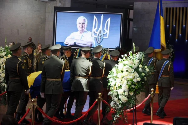 KYIV, UKRAINE Onur Muhafızları tabutu Ukrayna 'nın ilk başkanı Leonid Kravchuk ile birlikte 17 Mayıs 2022' de düzenlenen cenaze töreninde taşıdılar.