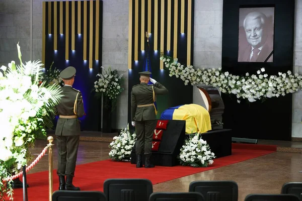 KYIV, UKRAINE Şeref kıtası Ukrayna 'nın ilk başkanı Leonid Kravchuk ile veda töreninde, 17 Mayıs 2022