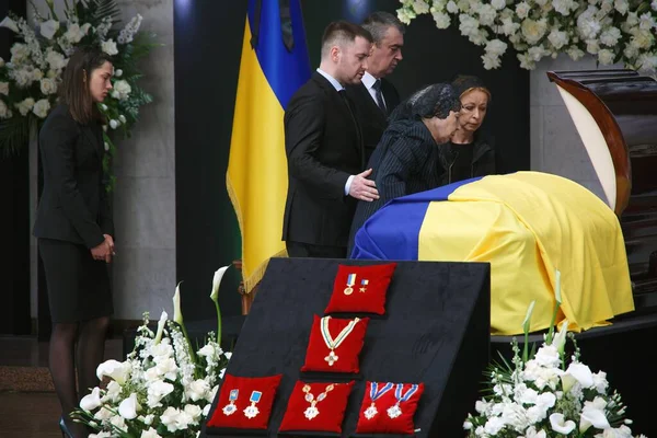 KYIV, UKRAINE Akrabaları Ukrayna 'nın ilk Cumhurbaşkanı Leonid Kravchuk ile cenaze töreninde, 17 Mayıs 2022