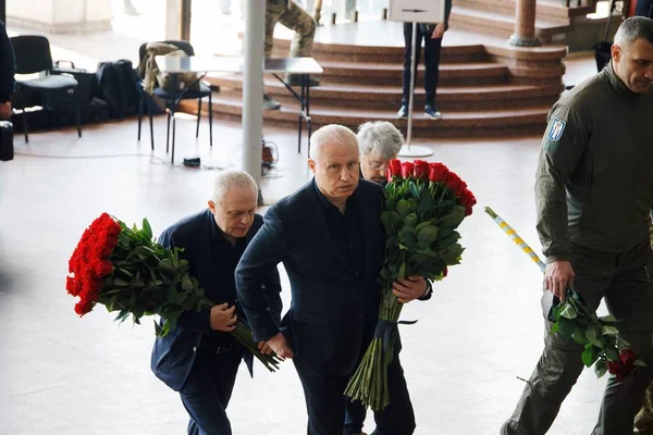 KYIV, UKRAINE İş Adamları Ihor ve Hryhoriy Surkis, Ukrayna 'nın ilk Cumhurbaşkanı Leonid Kravchuk ile cenaze töreninde, 17 Mayıs 2022