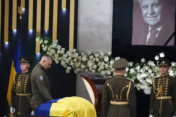 KYIV, UKRAINE Vitali Klitschko Kyiv Belediye Başkanı Ukrayna 'nın ilk Cumhurbaşkanı Leonid Kravchuk ile 17 Mayıs 2022' de düzenlenen cenaze töreninde